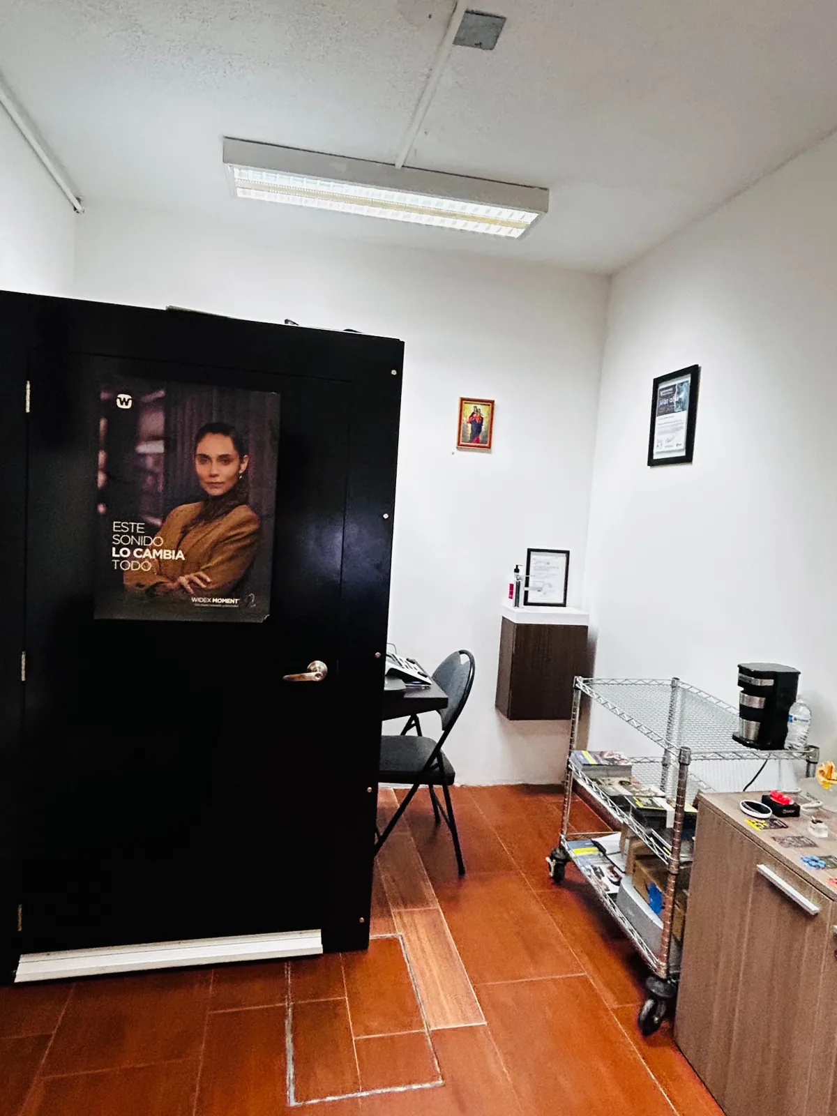 Cabina audiométrica y área de atención del gabinete